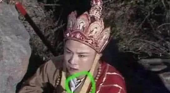 史上最“扯”穿帮开云体育 开云平台镜头古代言情剧出现不锈钢门鬼子还会玩滑板(图1)