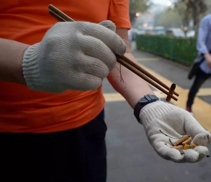 开云 开云体育官网亿万富翁捡垃圾被说“作秀”秀又何妨？ 光明夜读(图3)