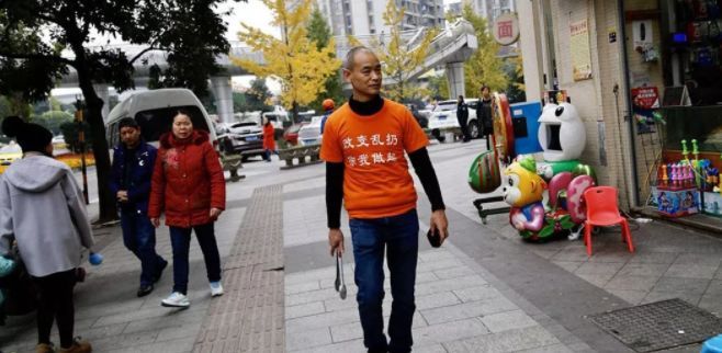 开云 开云体育官网亿万富翁捡垃圾被说“作秀”秀又何妨？ 光明夜读(图1)