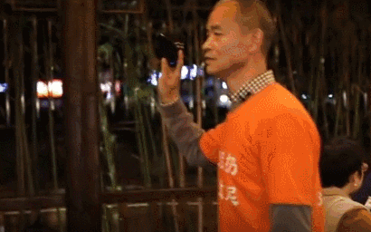 开云 开云体育官网亿万富翁捡垃圾被说“作秀”秀又何妨？ 光明夜读(图2)