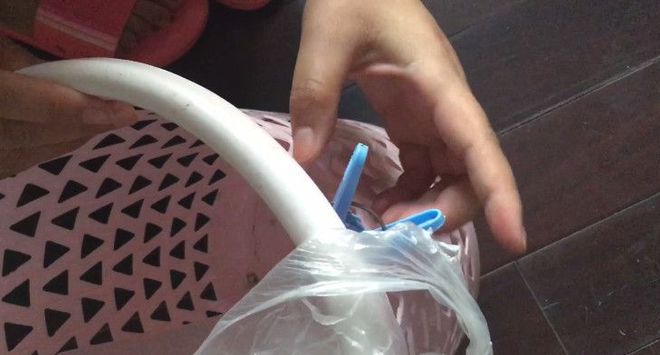 开云体育 开云平台垃圾袋别再花钱买了垃圾桶里放两个夹子一年家里可以省不少钱(图4)
