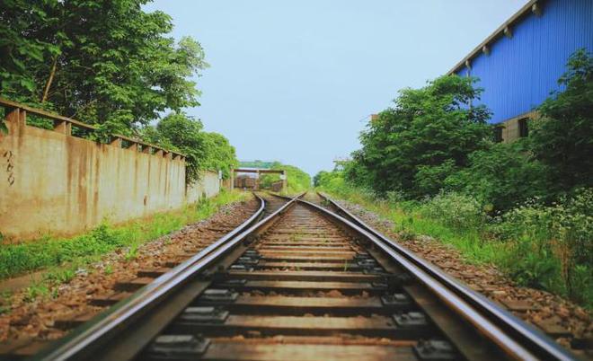 为何火车铁轨采开云体育 开云官网用生锈的铁？不锈钢制作岂不是更好看现在才明白(图3)