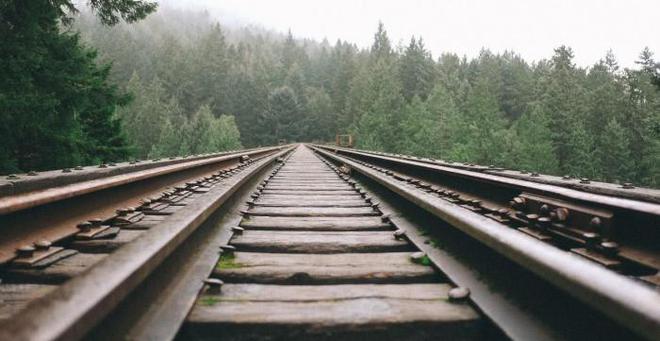 为何火车铁轨采开云体育 开云官网用生锈的铁？不锈钢制作岂不是更好看现在才明白(图2)