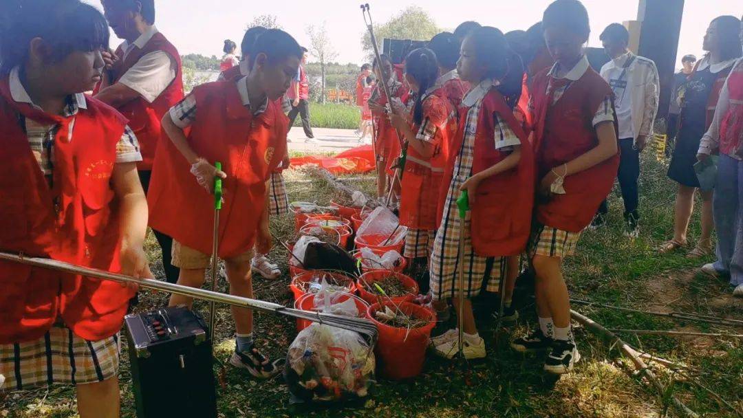 【一家人志愿者在行动】护河净滩志愿者“滩主”齐上阵开云体育 开云平台(图2) 【一家人志愿者在行动】护河净滩志愿者“滩主”齐上阵开云体育 开云平台(图2)