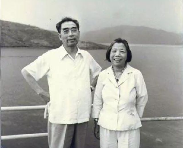 开云APP 开云官网入口周总理遗物：一个黑皮夹子一张珍藏34年的照片是一生难言的痛(图9)