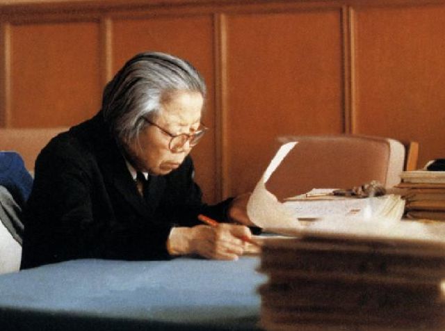 开云APP 开云官网入口周总理遗物：一个黑皮夹子一张珍藏34年的照片是一生难言的痛(图8)