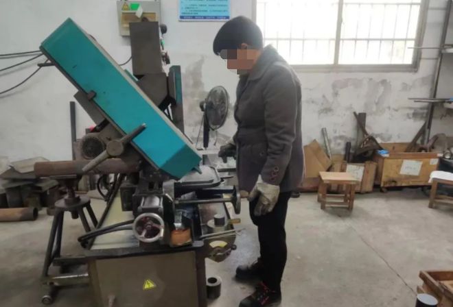 开云体育 开云平台帮助这群人在“家门口”就业港西镇这样做(图1)