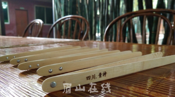 小细节彰显大文明！一双小小竹制分菜夹分出文明新“食”尚！开云体育 开云平台(图2)