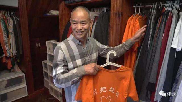 重庆“开云体育 开云官网怪老头”开着大奔捡垃圾……(图2)