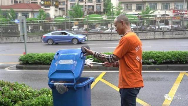 重庆“开云体育 开云官网怪老头”开着大奔捡垃圾……(图8)
